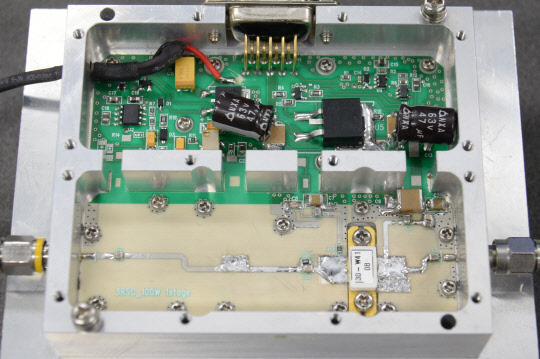 ETRI가 개발한 'S대역 300W 질화갈륨(GaN) 전력소자' 성능검증 모듈  ETRI 제공